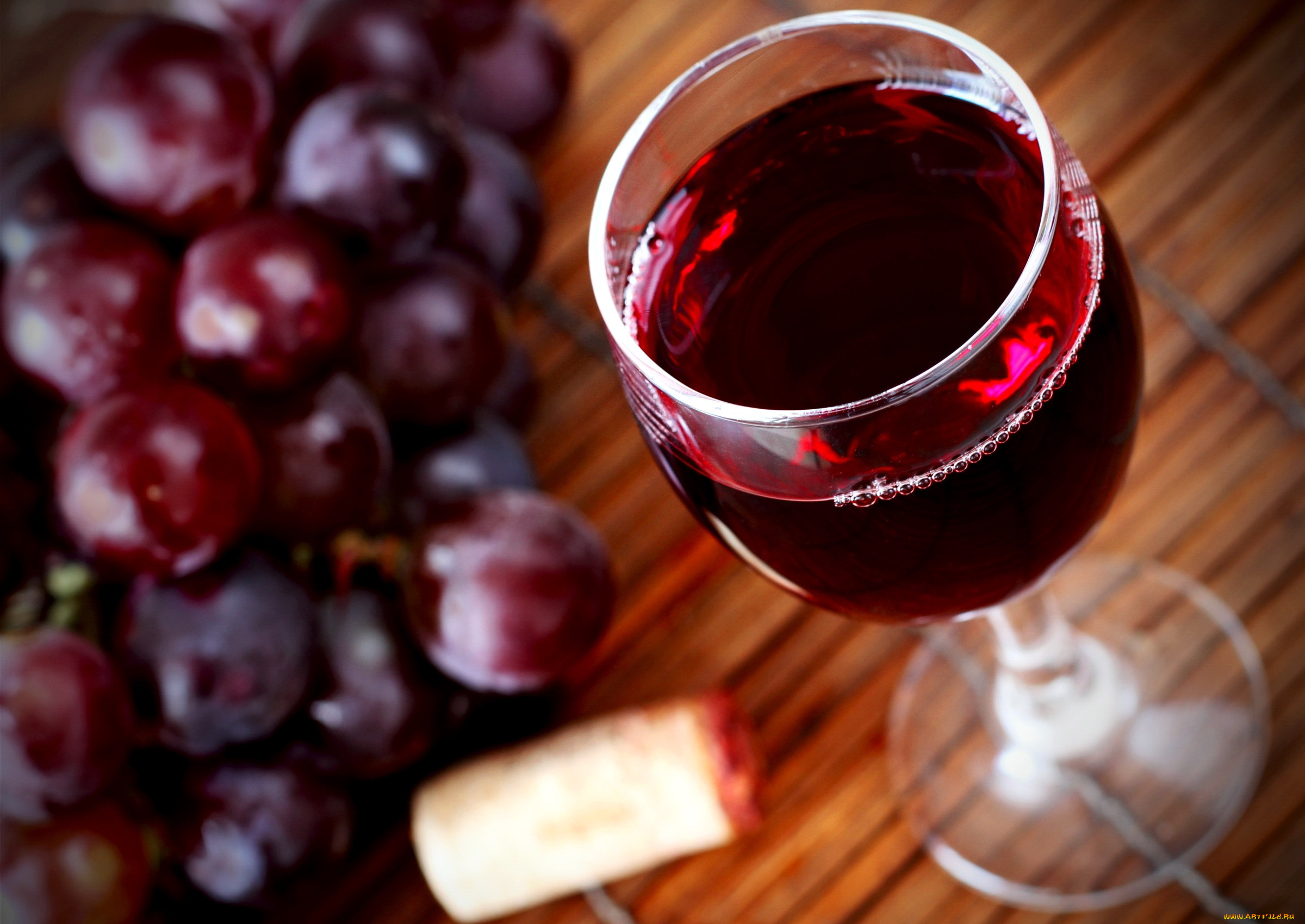 Польза красного полусладкого. Красное виноградное вино. Красное вино в бокале. Бокал с вином. Бокал красного вина.
